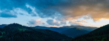 Panoramik bir kadeh akşam günbatımında Karpat Dağları (Ukrayna, Ivano-Frankivsk bölge). Soğuk renklerden sıcak renkler.