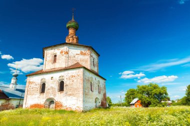 Suzdal - Temmuz 2018, Rusya: Cosmas bina ve Korovniki, Rus kültürel miras, Golden Ring Rusya'nın, güneşli yaz günü kilisede Damian