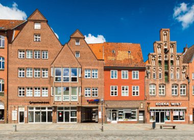 Luneburg - Temmuz 2018, Almanya: Evler farklı mimari tarzlarda cephe. Şehir merkezi caddelerinden biri