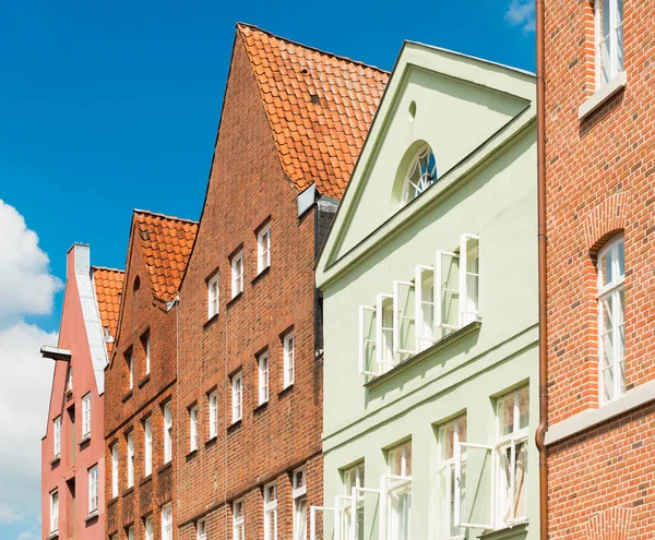 Hagyományos Német Építészeti Stílusú Házak Sora Háromszög Tetők Narancssárga Csempe — Stock Fotó