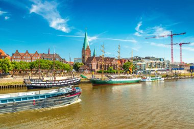 Bremen - Temmuz 2018, Almanya: Cityscape Bremen eski mimari, tarihi Ahşap Yelkenli gemi ve mavna Weser Nehri boyunca yüzen