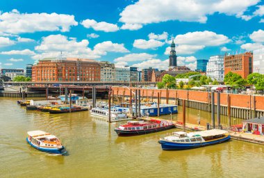 Hamburg cityscape güneşli yaz günü. Turistik tekneler ile liman manzarası. Kuzey Avrupa'da popüler seyahat hedef