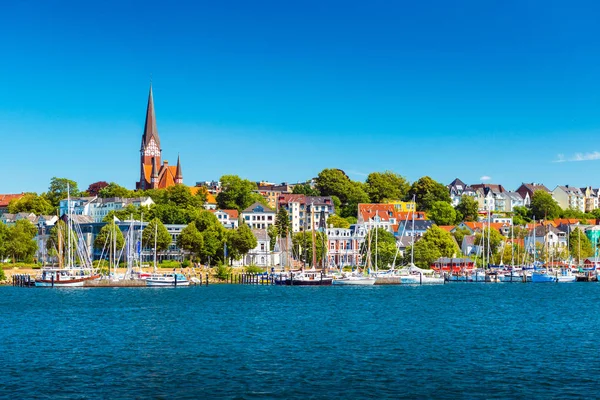 Yaz günü, Flensburg cityscape. Eski Avrupa şehir manzarası. Küçük Alman şehrin panoramik görünüm