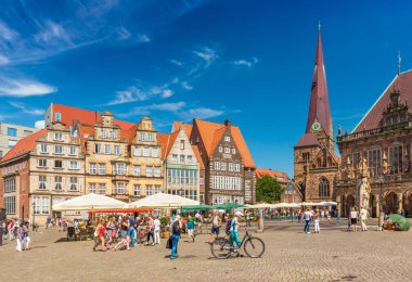 Bremen, Almanya: Ünlü Alman şehir merkezi kare görünümünü. Geleneksel mimari tarzı tarihi binalar