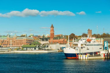 Cityscape Helsingborg. İsveç ile Danimarka arasında gider bir feribot liman bırakmaktır. Helsingor için deniz kenarında aktarın. Tarihi mimarisi ve bir gemi ile liman manzarası