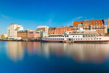 Bir şehrin manzarası suya yansıyan. Malmo Cityscape tarihi ve modern mimarisi, dolgu ve gemi, uzun pozlama fotoğraf ile. Øresund bölge, İsveç