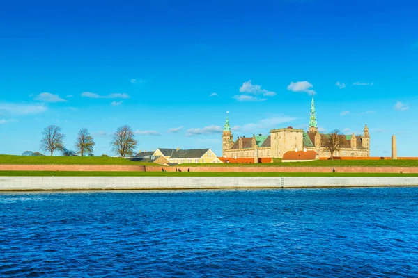 Helsingor - Ekim 2018, Danimarka: Ünlü kale Kronborg Elsinore olarak da bilinir. Panoramik şehir, Kuzey Denizi ve mavi gökyüzü ana Simgesel Yapı 