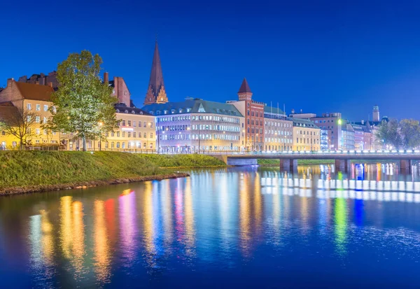 도시 야경입니다. 도시는 저녁, 스웨덴에서 풍경 말의 아름 다운 유럽 마을 물에 반영 — 스톡 사진