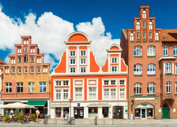 伝統的なドイツ建築様式の住宅街。古いヨーロッパの町でカラーの建物。れんが造りのゴシック建築 — ストック写真