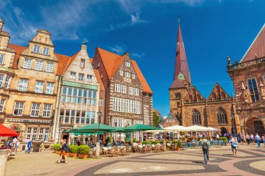 Bremen - Temmuz 2018, Almanya: Görünüm Bremen merkezi kare geleneksel Gotik mimarisi, kafe, Restoran ve yürüyen insanlar. Ünlü Alman şehrin popüler turizm