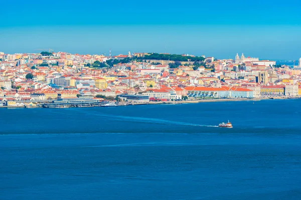 Panorama Lisabonu a řeku Tejo, Portugalsko — Stock fotografie