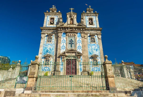 Porto - February 2019, Portugal: View of The Church of Saint Ildefonso (Igreja de Santo Ildefonso). Baroque style, tiled facade, traditional Portuguese architecture — Stock Photo, Image