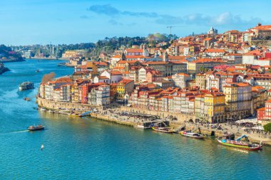 Cityscape Porto (Oporto) eski şehir, Portekiz. Douro Nehri Vadisi. Ünlü Portekizli şehir panoraması. Popüler turizm