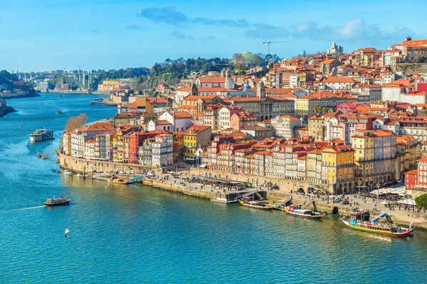 Cityscape Porto (Oporto) eski şehir, Portekiz. Douro Nehri Vadisi. Ünlü Portekizli şehir panoraması. Popüler turizm — Stok fotoğraf