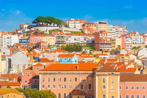 Lizboński krajobraz miejski, "Miradouro da Nossa Senhora do Monte" - popularny punkt widokowy w dzielnicy Alfama, Portugalia — Zdjęcie stockowe