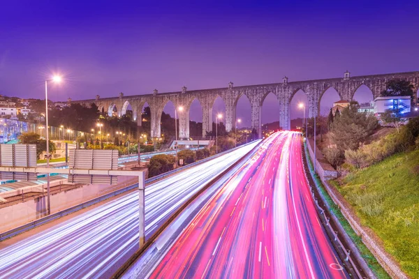 Otoban araba trafik ve ışık yollar ile görünümünü. Lizbon, Portekiz Aguas Livres su kemeri (Aqueduto das Aguas livre)