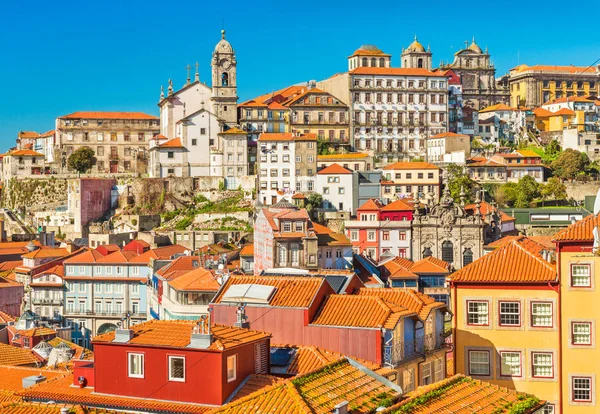 Zabytkowe kamienice w centrum Porto, Portugalia. Gród słynnego portugalskiego miasta — Zdjęcie stockowe