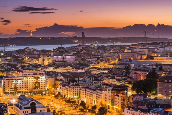 Akşam panorama Lizbon, Portekiz. Portekizce sermaye üzerinden pitoresk günbatımı