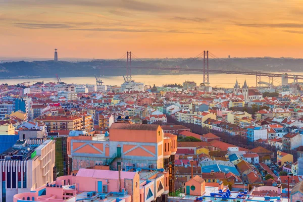 Panoramiczny widok z Lizbony o zachodzie słońca, Portugalia — Zdjęcie stockowe