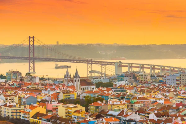 Malowniczy zachód słońca w Lizbona. Gród wieczorem w stolicy Portugalii — Zdjęcie stockowe