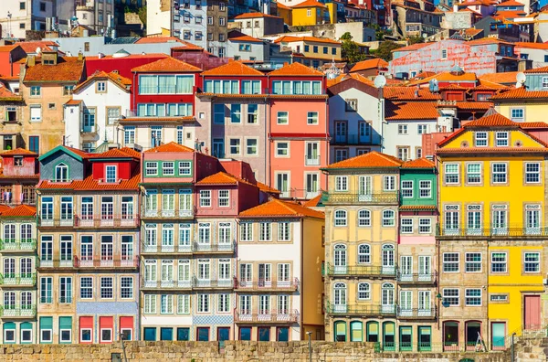 Casas históricas antigas do Porto. Fileiras de edifícios coloridos no estilo arquitectónico tradicional, Portugal — Fotografia de Stock