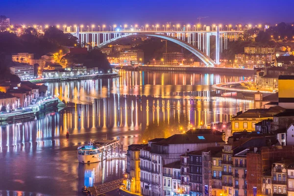Arrabida Bridge (Ponte da Arrabida) ve Porto Cityscape gece, The Douro River Valley, Portekiz — Stok fotoğraf