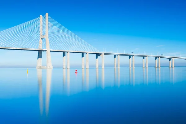 Vasco da gama brücke spiegelt sich im tejo fluss, Lissabon, portugal — Stockfoto