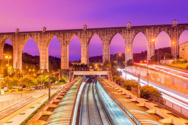 Lizbon kentinde tarihi su kemeri görünümü (Aqueduto das Aguas livres), Portekiz. Öğleden sonra tren istasyonu 