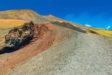 Etna Dağı'nın tepesindeki renkli lav tepelerinin manzarası, Sicilya, İtalya