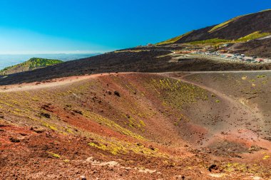 Renkli lav kum ve taşlar ile volkanik bir krater görünümü. Etna Dağı'nın panoramik manzarası, Sicilya, İtalya