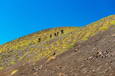 Etna Dağı - Mayıs 2019, Sicilya, İtalya: Etna Dağı'nın tepesine tırmanan bir grup insan