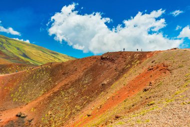 Volkanik bir krater yürüyüş insan grubu ile güzel renkli lav tepeler. Etna Dağı, Sicilya, İtalya