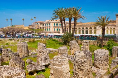 Syracuse - Nisan 2019, Sicilya, İtalya: Ortygia Adası'ndaki Apollon Tapınağı (Syracuse'un tarihi merkezi)