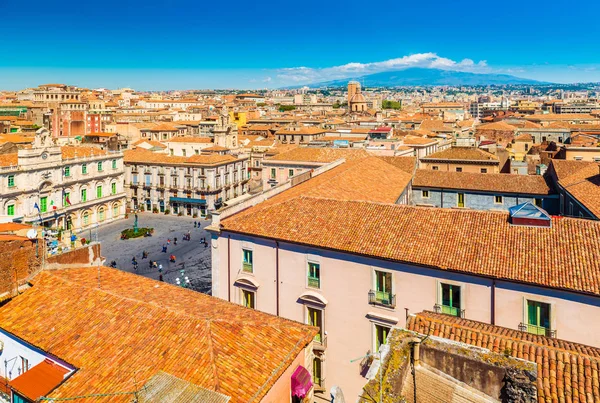 Arka planda Etna Dağı ile Catania Cityscape, Sicilya, İtalya