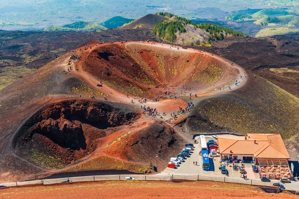 Volkanik krater ve etrafında yürüyen turist grupları çarpıcı görünümü. Etna Dağı, Sicilya, İtalya