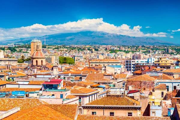 Lucht panorama van Catania en Vulcano Etna op de achtergrond, Sicilië, Italië — Stockfoto