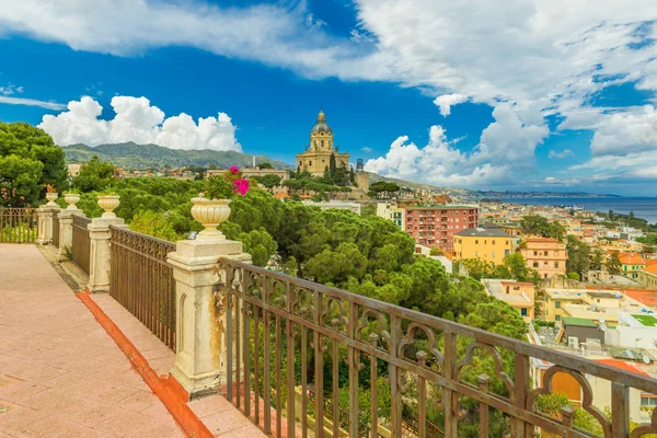 Malerisches Stadtbild von Messina. Blick vom Balkon des Santuario parrocchia s.maria di montalto auf die Kathedrale von Messina. sizilien, italien — Stockfoto