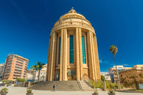 Syracuse - Nisan 2019, Sicilya, İtalya: Pantheon binasının görünümü (Chiesa di San Tommaso al Pantheon) ve Pantheon Meydanı