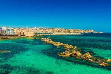 Syracuse, Sicilya. İtalya'nın Ortigia kentinde ki İyon Denizi kıyı şeridinin güzel manzarası