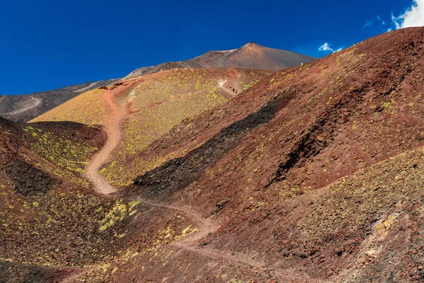Prachtige vallei tussen gigantische rood-bruine lava heuvels. Mount Etna, Sicilië, Italië — Stockfoto