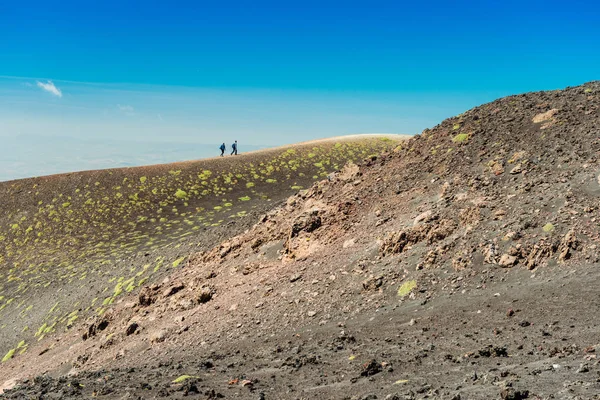 İki turist bir volkanik krater kenarında bir yürüyüş turu yapmak, Etna Dağı, Sicilya, İtalya