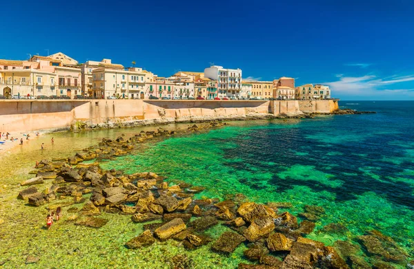 Cityscape Ortygia. Plaża miejska w historycznym centrum Syrakuz, słynne miejsce na Sycylii, Włochy — Zdjęcie stockowe