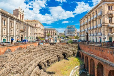 Katanya-Nisan 2019, Sicilya, Italya: Catania 'daki Roma Amfitiyatrosu, Tezzano Sarayı 'nın yanındaki eski bir tiyatronun Harabeleri (Palazzo Tezzano) 