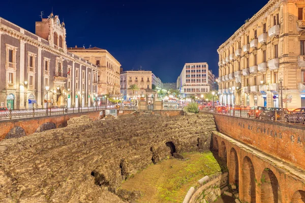 Catania - April 2019, Sicily, Italy: Evening view of The Roman Amphitheater in Catania. Ruins of an ancient theater — Stock Photo, Image