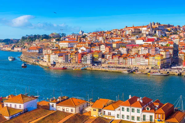 Porto (Oporto) şehir manzarası. Douro Nehri Vadisi 'nin güzel manzarası, Portekiz — Stok fotoğraf