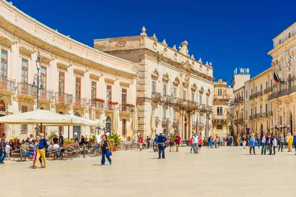 Ortygia-április 2019, Szicília, Olaszország: kilátás a központi tér (Piazza Duomo) Ortigia, a történelmi része Siracusa — Stock Fotó