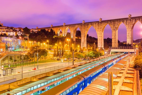 Lisboa - Janeiro de 2019, Portugal: Vista noturna do aqueduto histórico de Lisboa (Aqueduto das Águas Livres), Estação Ferroviária "Campolide " — Fotografia de Stock