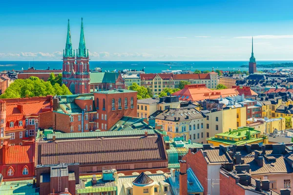 Helsinki'nin havadan panoraması. Arka planda Baltık Denizi ile Finlandiya'nın başkenti Cityscape. Geleneksel İskandinav mimarisi tarzında renkli evler