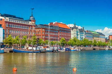 Geleneksel mimarisi ile Helsinki güzel Cityscape, tekne ve arka planda açık mavi gökyüzü ile iskele, Finlandiya