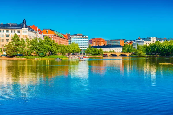 물에 거울 헬싱키의 도시 풍경, 핀란드 — 스톡 사진